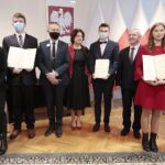 15.12.2021. Kielce. Wręczenie stypendiów Prezesa Rady Ministrów. Na zdjęciu (od lewej): Julia Idziak, Michał Hudobski, Zbigniew Koniusz - wojewoda świętokrzyski, Katarzyna Nowacka - świętokrzyski wicekurator oświaty, Damian Pawlicki, Kazimierz Mądzik - świętokrzyski kurator oświaty, Natalia Rusak, Kamil Drzewiecki / Wiktor Taszłow / Radio Kielce