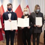 15.12.2021. Kielce. Wręczenie stypendiów Prezesa Rady Ministrów. Na zdjęciu (od lewej): Natalia Rusak, Kamil Drzewiecki, Aleksandra Monika Sodłocha, Julia Zaręba, Natalia Młyńczak / Wiktor Taszłow / Radio Kielce