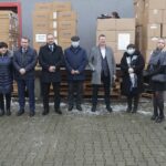 15.12.2021. Kielce. Przekazanie aparatów do tlenowej wentylacji wysokociśnieniowej dla świętokrzyskich szpitali. Na zdjęciu (od lewej): Zbigniew Koniusz - wojewoda świętokrzyski, Jolanta Rybczyk - dyrektor Szpitala Powiatowego w Chmielniku, Marek Kos - dyrektor Szpitala Specjalistycznego w Sandomierzu, Grzegorz Lasak - dyrektor ZOZ w Busku Zdroju, Jerzy Grodzki - zastępca dyrektora ZOZ w Końskich, Rafał Krupa - dyrektor ZOZ we Włoszczowie, Mieczysława Myszona-Tarnowska, Agnieszka Nawrot - pełnomocnik zarządu Spółki ArtMedik, Bartosz Stemplewski - dyrektor WSZ w Kielcach / Wiktor Taszłow / Radio Kielce