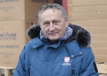 15.12.2021. Kielce. Przekazanie aparatów do tlenowej wentylacji wysokociśnieniowej dla świętokrzyskich szpitali. Na zdjęciu: Zbigniew Koniusz - wojewoda świętokrzyski / Wiktor Taszłow / Radio Kielce