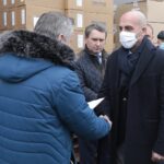 15.12.2021. Kielce. Przekazanie aparatów do tlenowej wentylacji wysokociśnieniowej dla świętokrzyskich szpitali. Na zdjęciu (od lewej): Zbigniew Koniusz - wojewoda świętokrzyski, Grzegorz Kaleta - dyrektor PZOZ w Starachowicach / Wiktor Taszłow / Radio Kielce