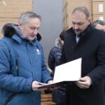 15.12.2021. Kielce. Przekazanie aparatów do tlenowej wentylacji wysokociśnieniowej dla świętokrzyskich szpitali. Na zdjęciu (od lewej): Zbigniew Koniusz - wojewoda świętokrzyski, Grzegorz Lasak - dyrektor ZOZ w Busku Zdroju / Wiktor Taszłow / Radio Kielce