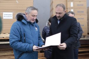 15.12.2021. Kielce. Przekazanie aparatów do tlenowej wentylacji wysokociśnieniowej dla świętokrzyskich szpitali. Na zdjęciu (od lewej): Zbigniew Koniusz - wojewoda świętokrzyski, Grzegorz Lasak - dyrektor ZOZ w Busku Zdroju / Wiktor Taszłow / Radio Kielce