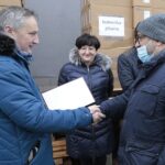 15.12.2021. Kielce. Przekazanie aparatów do tlenowej wentylacji wysokociśnieniowej dla świętokrzyskich szpitali. Na zdjęciu (od lewej): Zbigniew Koniusz - wojewoda świętokrzyski, Jolanta Rybczyk - dyrektor Szpitala Powiatowego w Chmielniku, Bartosz Stemplewski - dyrektor WSZ w Kielcach / Wiktor Taszłow / Radio Kielce