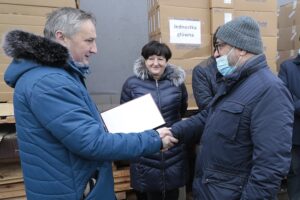 15.12.2021. Kielce. Przekazanie aparatów do tlenowej wentylacji wysokociśnieniowej dla świętokrzyskich szpitali. Na zdjęciu (od lewej): Zbigniew Koniusz - wojewoda świętokrzyski, Jolanta Rybczyk - dyrektor Szpitala Powiatowego w Chmielniku, Bartosz Stemplewski - dyrektor WSZ w Kielcach / Wiktor Taszłow / Radio Kielce