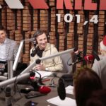 15.12.2021. Radio Kielce. Finał trzeciego dnia akcji "Choinka pod choinkę". Na zdjęciu: Siemacha Spot Kielce, Sławomir Szmal, Paweł Solarz - Radio Kielce / Wiktor Taszłow / Radio Kielce