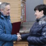 15.12.2021. Kielce. Przekazanie aparatów do tlenowej wentylacji wysokociśnieniowej dla świętokrzyskich szpitali. Na zdjęciu (od lewej): Zbigniew Koniusz - wojewoda świętokrzyski, Jolanta Rybczyk - dyrektor Szpitala Powiatowego w Chmielniku / Wiktor Taszłow / Radio Kielce