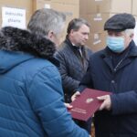 15.12.2021. Kielce. Przekazanie aparatów do tlenowej wentylacji wysokociśnieniowej dla świętokrzyskich szpitali. Na zdjęciu (od lewej): Zbigniew Koniusz - wojewoda świętokrzyski, Jerzy Grodzki - zastępca dyrektora ZOZ w Końskich / Wiktor Taszłow / Radio Kielce