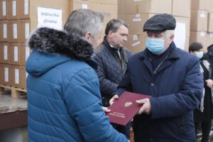 15.12.2021. Kielce. Przekazanie aparatów do tlenowej wentylacji wysokociśnieniowej dla świętokrzyskich szpitali. Na zdjęciu (od lewej): Zbigniew Koniusz - wojewoda świętokrzyski, Jerzy Grodzki - zastępca dyrektora ZOZ w Końskich / Wiktor Taszłow / Radio Kielce