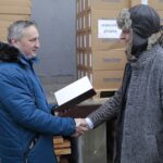 15.12.2021. Kielce. Przekazanie aparatów do tlenowej wentylacji wysokociśnieniowej dla świętokrzyskich szpitali. Na zdjęciu (od lewej): Zbigniew Koniusz - wojewoda świętokrzyski, Rafał Krupa - dyrektor ZOZ we Włoszczowie / Wiktor Taszłow / Radio Kielce