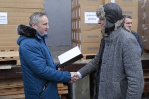 15.12.2021. Kielce. Przekazanie aparatów do tlenowej wentylacji wysokociśnieniowej dla świętokrzyskich szpitali. Na zdjęciu (od lewej): Zbigniew Koniusz - wojewoda świętokrzyski, Rafał Krupa - dyrektor ZOZ we Włoszczowie / Wiktor Taszłow / Radio Kielce