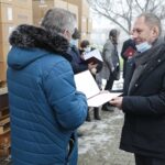 15.12.2021. Kielce. Przekazanie aparatów do tlenowej wentylacji wysokociśnieniowej dla świętokrzyskich szpitali. Na zdjęciu (od lewej): Zbigniew Koniusz - wojewoda świętokrzyski, Krzysztof Słonina - dyrektor ZOZ w Pińczowie / Wiktor Taszłow / Radio Kielce