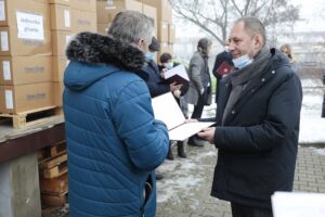 15.12.2021. Kielce. Przekazanie aparatów do tlenowej wentylacji wysokociśnieniowej dla świętokrzyskich szpitali. Na zdjęciu (od lewej): Zbigniew Koniusz - wojewoda świętokrzyski, Krzysztof Słonina - dyrektor ZOZ w Pińczowie / Wiktor Taszłow / Radio Kielce