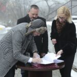 15.12.2021. Kielce. Przekazanie aparatów do tlenowej wentylacji wysokociśnieniowej dla świętokrzyskich szpitali. Dokumenty podpisuje Rafał Krupa - dyrektor ZOZ we Włoszczowie / Wiktor Taszłow / Radio Kielce