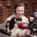 15.12.2021. Radio Kielce. Finał trzeciego dnia akcji "Choinka pod choinkę". Na zdjęciu: Paweł Solarz - Radio Kielce / Wiktor Taszłow / Radio Kielce