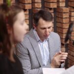 15.12.2021. Radio Kielce. Finał trzeciego dnia akcji "Choinka pod choinkę". Na zdjęciu: Sławomir Szmal / Wiktor Taszłow / Radio Kielce