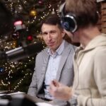 15.12.2021. Radio Kielce. Finał trzeciego dnia akcji "Choinka pod choinkę". Na zdjęciu: Sławomir Szmal, Paweł Solarz - Radio Kielce / Wiktor Taszłow / Radio Kielce