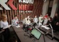 15.12.2021. Radio Kielce. Finał trzeciego dnia akcji "Choinka pod choinkę". Na zdjęciu: Siemacha Spot Kielce, Sławomir Szmal, Paweł Solarz - Radio Kielce / Wiktor Taszłow / Radio Kielce