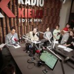 15.12.2021. Radio Kielce. Finał trzeciego dnia akcji "Choinka pod choinkę". Na zdjęciu: Siemacha Spot Kielce, Sławomir Szmal, Paweł Solarz - Radio Kielce / Wiktor Taszłow / Radio Kielce