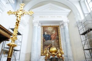 03.07.2021 Święty Krzyż. Ołtarz w kościele / Jarosław Kubalski / Radio Kielce