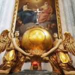 03.07.2021 Święty Krzyż. Ołtarz w kościele / Jarosław Kubalski / Radio Kielce