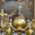 03.07.2021 Święty Krzyż. Ołtarz w kościele / Jarosław Kubalski / Radio Kielce