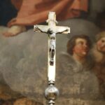 03.07.2021 Święty Krzyż. Ołtarz w kościele / Jarosław Kubalski / Radio Kielce