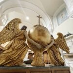 03.07.2021 Święty Krzyż. Ołtarz w kościele / Jarosław Kubalski / Radio Kielce