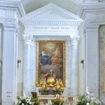 03.07.2021 Święty Krzyż. Ołtarz w kościele / Jarosław Kubalski / Radio Kielce