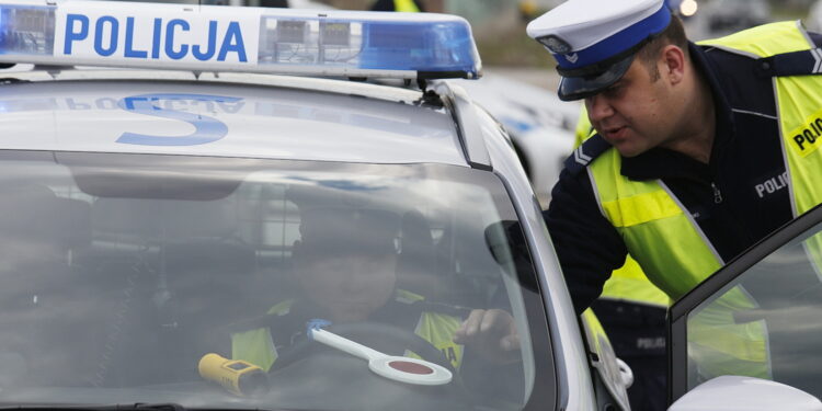 22.04.2019 Bilcza. Policja kontroluje pojazdy / Jarosław Kubalski / Radio Kielce