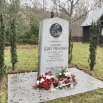 22.11.2021. Kompleks Lasów Cisowskich. Pomnik upamiętniający pobyt Piłsudskiego. W rzeczywistości przebywał 100 metrów dalej przy nieistniejącej leśniczówce / Jarosław Kubalski / Radio Kielce