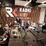 17.12.2021. Radio Kielce. Finał przedświątecznej akcji "Choinka pod choinkę". Na zdjęciu (od lewej): panie z Domu Seniora w Czyżowicach, ks. Stanisław Słowik - dyrektor Caritas Diecezji Kieleckiej, Zbigniew Koniusz - wojewoda świętokrzyski, Janusz Knap - prezes zarządu Radia Kielce, Paweł Solarz - Radio Kielce, Włodek Pawlik - muzyk i kompozytor, z tyłu: ks. Krzysztof Banasik - zastępca dyrektora Caritas Diecezji Kieleckiej / Jarosław Kubalski / Radio Kielce