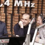 17.12.2021. Radio Kielce. Finał przedświątecznej akcji "Choinka pod choinkę". Na zdjęciu od lewej: Zbigniew Koniusz - wojewoda świętokrzyski, Janusz Knap - prezes zarządu Radia Kielce, Paweł Solarz - Radio Kielce / Jarosław Kubalski / Radio Kielce