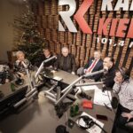 17.12.2021. Radio Kielce. Finał przedświątecznej akcji "Choinka pod choinkę". Na zdjęciu (od lewej): panie z Domu Seniora w Czyżowicach, ks. Stanisław Słowik - dyrektor Caritas Diecezji Kieleckiej, Zbigniew Koniusz - wojewoda świętokrzyski, Janusz Knap - prezes zarządu Radia Kielce, Paweł Solarz - Radio Kielce, z tyłu: ks. Krzysztof Banasik - zastępca dyrektora Caritas Diecezji Kieleckiej / Jarosław Kubalski / Radio Kielce