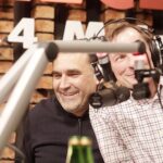 17.12.2021. Radio Kielce. Finał przedświątecznej akcji "Choinka pod choinkę". Na zdjęciu od lewej:  Janusz Knap - prezes zarządu Radia Kielce, Paweł Solarz - Radio Kielce / Jarosław Kubalski / Radio Kielce