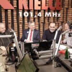 17.12.2021. Radio Kielce. Finał przedświątecznej akcji "Choinka pod choinkę". Na zdjęciu od lewej: Stanisław Słowik - dyrektor Caritas Diecezji Kieleckiej, Zbigniew Koniusz - wojewoda świętokrzyski, Janusz Knap - prezes zarządu Radia Kielce, Paweł Solarz - Radio Kielce / Jarosław Kubalski / Radio Kielce