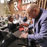 17.12.2021. Radio Kielce. Finał przedświątecznej akcji "Choinka pod choinkę". Włodek Pawlik / Jarosław Kubalski / Radio Kielce
