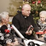 17.12.2021. Radio Kielce. Finał przedświątecznej akcji "Choinka pod choinkę". Ks. Krzysztof Banasik / Jarosław Kubalski / Radio Kielce