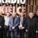 17.12.2021. Radio Kielce. Finał przedświątecznej akcji "Choinka pod choinkę". Na zdjęciu od lewej:  ks. Krzysztof Banasik - zastępca dyrektora Caritas Diecezji Kieleckiej , Paweł Solarz - Radio Kielce, Włodek Pawlik, Zbigniew Koniusz - wojewoda świętokrzyski, ks. Stanisław Słowik - dyrektor Caritas Diecezji Kieleckiej i Janusz Knap - prezes zarządu Radia Kielce / Jarosław Kubalski / Radio Kielce