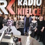 17.12.2021. Radio Kielce. Finał przedświątecznej akcji "Choinka pod choinkę". Wspólne zdjęcie pań z  Domu Seniora w Czyżowicach z Włodkiem Pawlikiem / Jarosław Kubalski / Radio Kielce