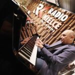 17.12.2021. Radio Kielce.". Włodek Pawlik podczas mini recitalu / Jarosław Kubalski / Radio Kielce