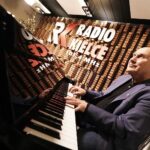 17.12.2021. Radio Kielce.". Włodek Pawlik podczas mini recitalu / Jarosław Kubalski / Radio Kielce