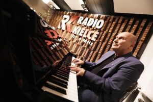 17.12.2021. Radio Kielce.". Włodek Pawlik podczas mini recitalu / Jarosław Kubalski / Radio Kielce
