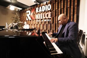 17.12.2021. Radio Kielce.". Włodek Pawlik podczas mini recitalu / Jarosław Kubalski / Radio Kielce