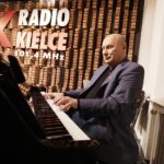 17.12.2021. Radio Kielce.". Włodek Pawlik podczas mini recitalu / Jarosław Kubalski / Radio Kielce