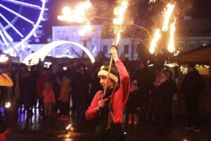 19.12.2021 Kielce Zakończenie jarmarku bożonarodzeniowego. Teatr Ognia Los Fuegos / Jarosław Kubalski / Radio Kielce