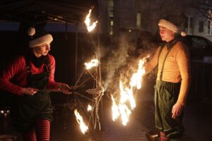 19.12.2021 Kielce Zakończenie jarmarku bożonarodzeniowego. Teatr Ognia Los Fuegos / Jarosław Kubalski / Radio Kielce