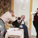 30.11. 2021 Kielce. Teatr im. Stefana Żeromskiego. Próba spektaklu "Prezent urodzinowy" w reżyserii Jerzego Bończaka. Na zdjęciu od lewej: Mirosław Bieliński, Jacek Mąka i Dawid Żłobiński / Jarosław Kubalski / Radio Kielce