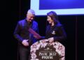 03.12.2021 Kielce. KCK. Gala konkursu fotograficznego "Życie jest piękne". Na zdjęciu: Krzysztof Zając i dyrektor KCK Augustyna Nowacka / Jarosław Kubalski / Radio Kielce