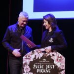 03.12.2021 Kielce. KCK. Gala konkursu fotograficznego "Życie jest piękne". Na zdjęciu: Krzysztof Zając i dyrektor KCK Augustyna Nowacka / Jarosław Kubalski / Radio Kielce